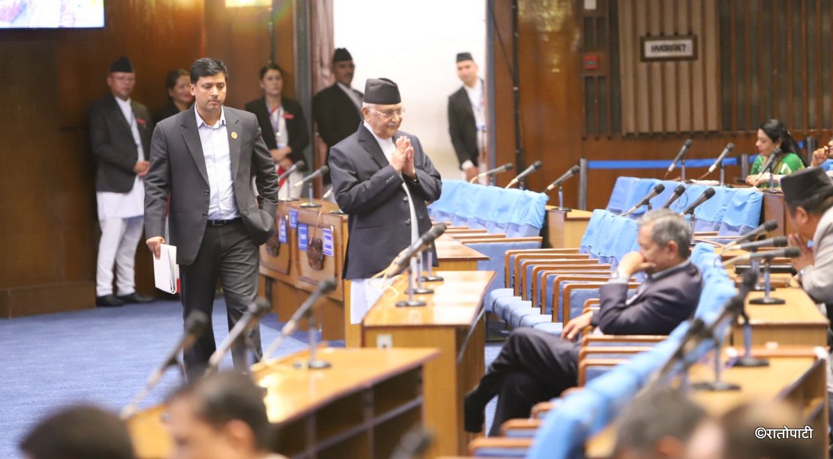   निदाएका सञ्चारमन्त्रीलाई प्रधानमन्त्रीको नमस्कार ! (तस्बिरहरू)