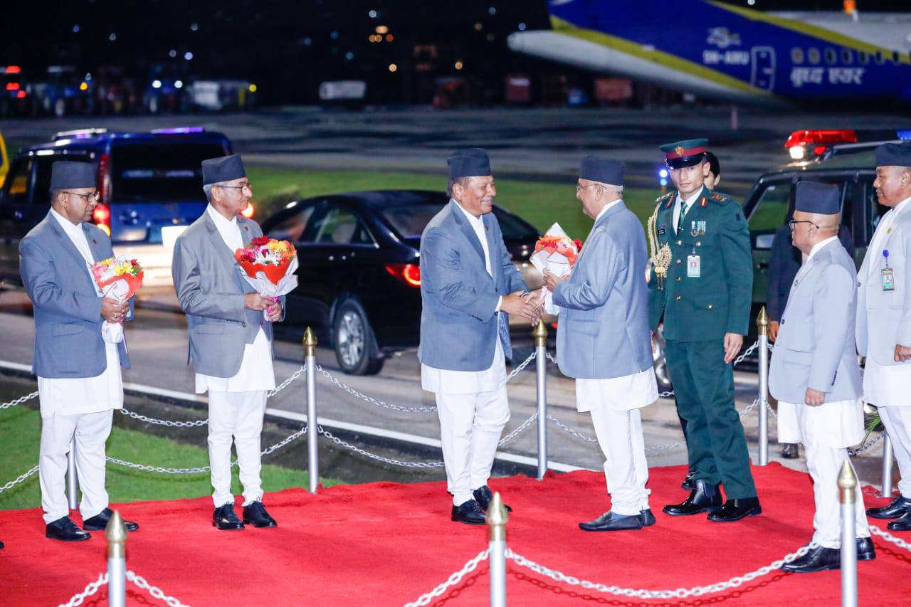 Oli returns to nepal (4)