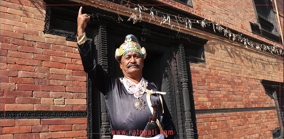   गोरखामा पृथ्वीनारायण शाहका यी जीवित प्रतिमूर्ति, जो साँच्चैको श्रीपेच खोजिरहेछन् (भिडियो)