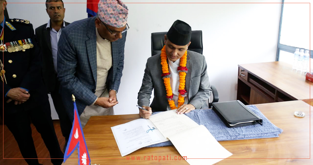   नवनियुक्त गृह र कानुनमन्त्री अर्यालद्वारा पदभार ग्रहण, तस्बिरहरू