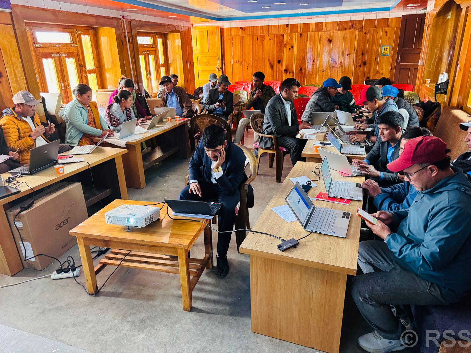 सिमकोट गाउँपालिकाद्वारा २० विद्यालयलाई ल्यापटप वितरण