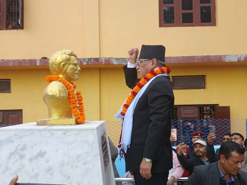 सहिद परिवारसँग भेटघाटमा अध्यक्ष प्रचण्ड