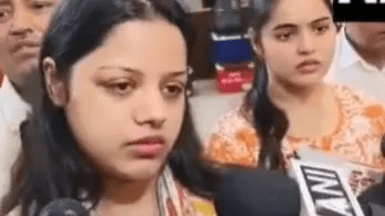   पहलगाम आक्रमणमा ज्यान गुमाएका लेफ्टिनेन्टकी पत्नी भन्छिन्, ‘मुस्लिमहरू विरुद्ध नजानुहोस्’