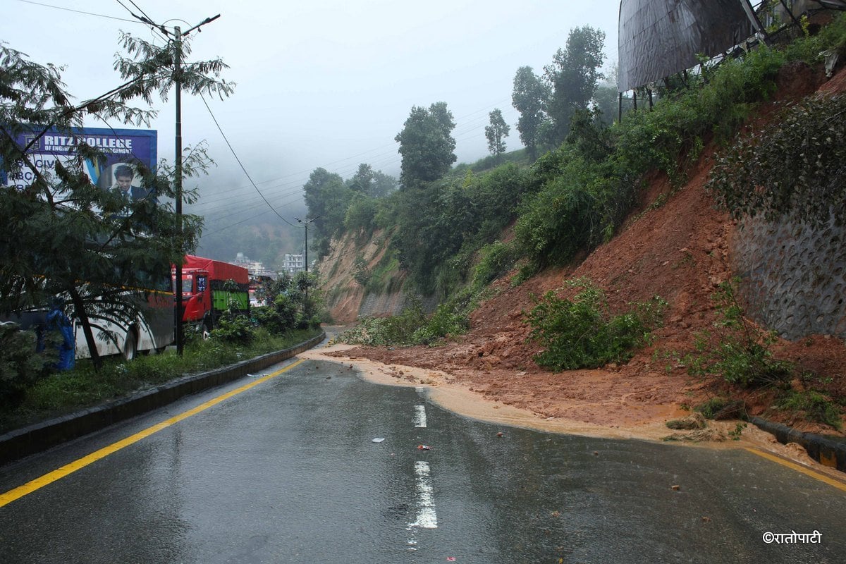 अवरुद्ध राजमार्ग र सडकहरू पूर्ण रूपमा सञ्चालनमा आउन समय लाग्ने