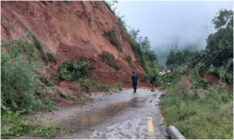 पृथ्वी राजमार्गको मौवा र डाँगीखोलामा दुईतर्फी सडक अवरुद्ध