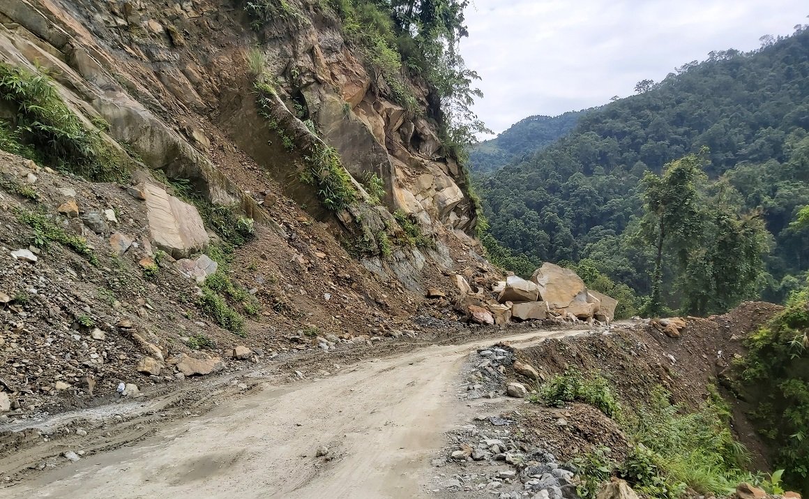 बाढीपहिराेले मध्यपहाडी राजमार्गको ४० किलोमिटर क्षतिग्रस्त