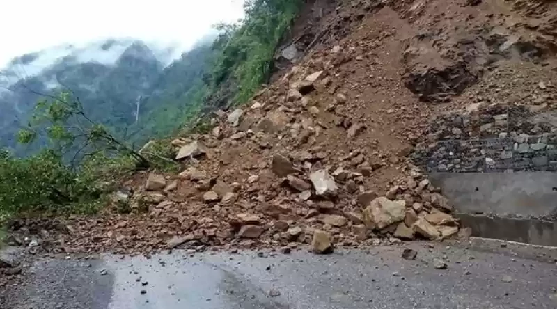 बुद्धसिं मार्गमा दर्जन बढी स्थानमा पहिरो, तीन दिनदेखि अवरुद्ध