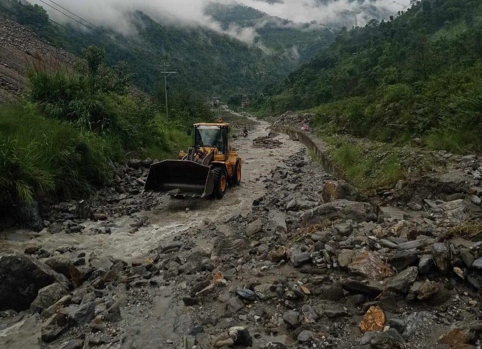   सिन्धुपाल्चोकको जुरेमा पहिरो, सडक अवरुद्ध
