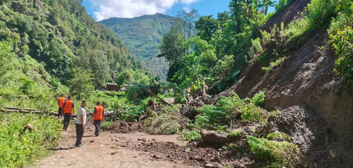   बाढी–पहिरोको कहर, पूर्ण रूपमा अवरुद्ध छन् यी राजमार्ग