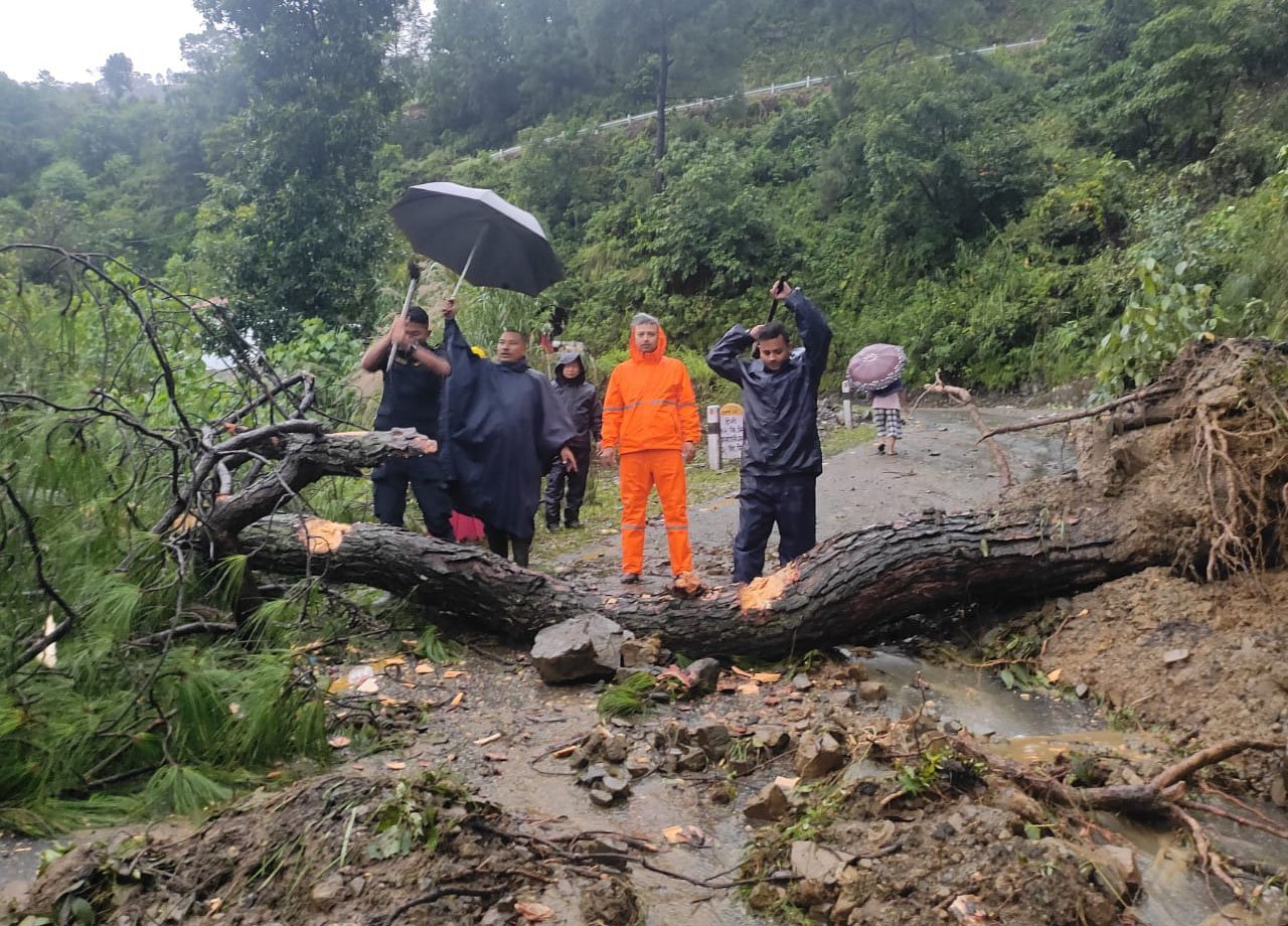 हेटौँडा र काठमाडौँ जोड्ने सडकको पहिरो पन्छाउँदै प्रहरी