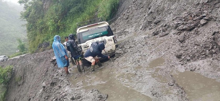   पहिरोले बेनी–जोमसोम सडकको यात्रा असहज बन्दै