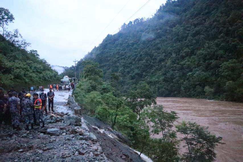 भेटिएनन् यात्रुसहितका बस, खोज तथा उद्धार कार्य स्थगित