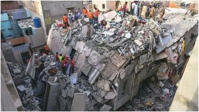 पाकिस्तानमा तीन तले भवन भत्किँदा कम्तीमा नौको मृत्यु, दुई घाइते