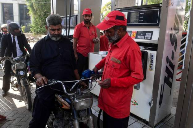 पाकिस्तानमा पेट्रोलको मूल्य फेरि बढ्यो, २७० नाघ्यो