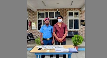 १३ लाख बढी रकम सहित एक जना पक्राउ