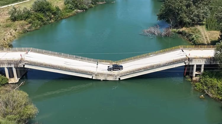 भासिएको पुलमै गुडिरहेका छन् गाडी