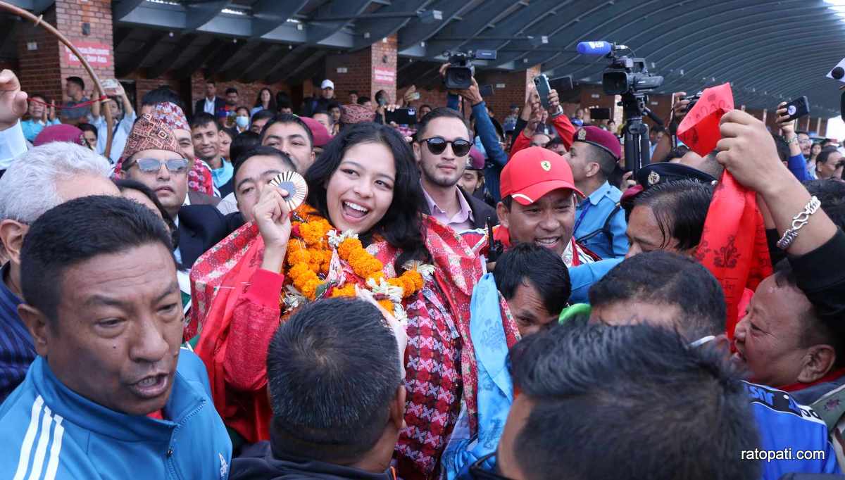 कांस्य पदक विजेता पलेशालाई विमानस्थलमा भव्य स्वागत (तस्बिरहरू)