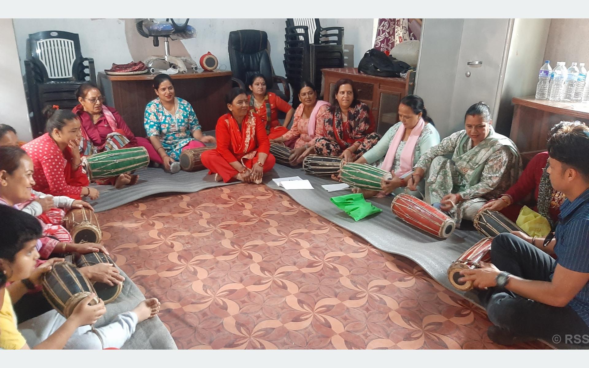 संस्कृति संरक्षण गर्न मादल बजाउने तालिम