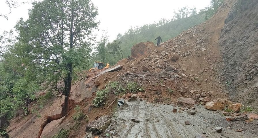 पहिरोले पाल्पा–बुटवल सडक खण्ड अवरुद्ध, सयौँ सवारी साधन अलपत्र