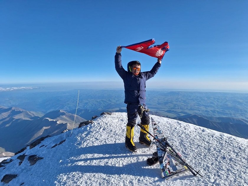 नेपाली युवाद्वारा युरोपको सर्वोच्च शिखर एलब्रसको सफल आरोहण