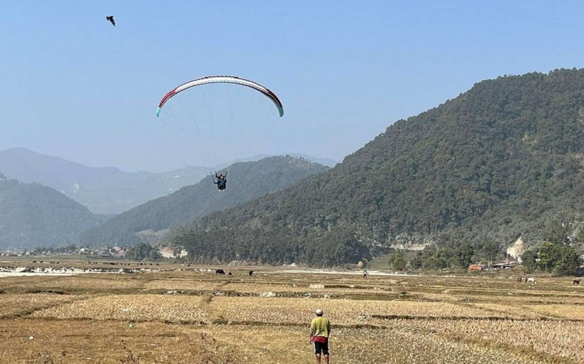 पोखराको मान्द्रेढुङ्गाबाट माघ १ देखि प्याराग्लाइडिङको व्यावसायिक उडान