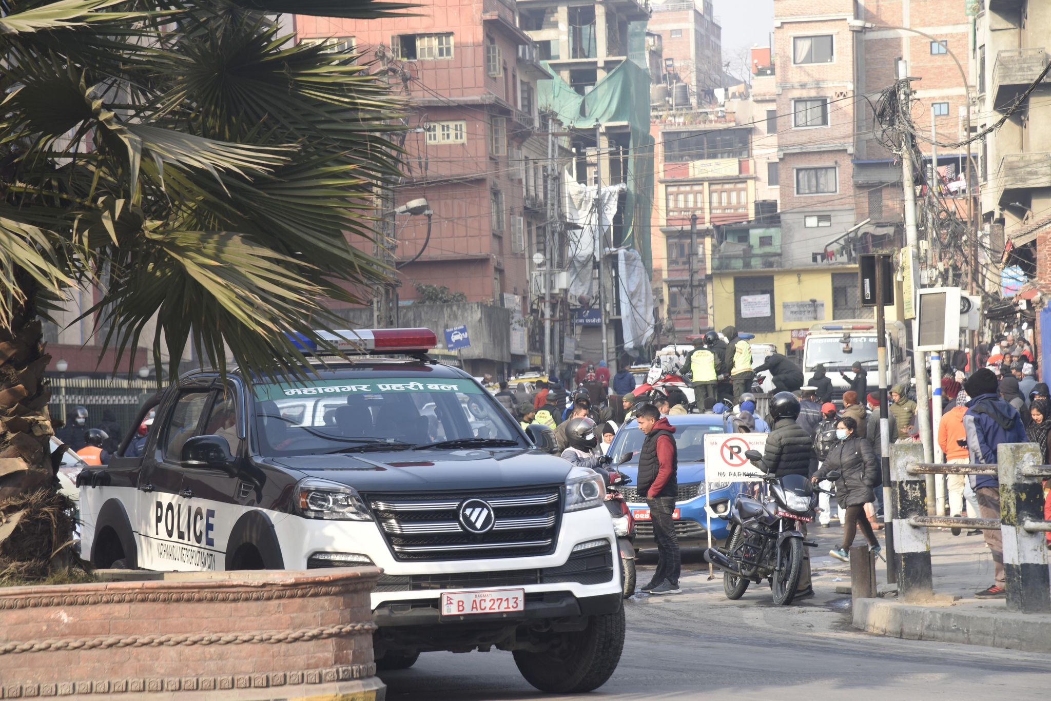 न्युरोड क्षेत्रमा पार्किङ गरिएका सवारी साधन महानगरपालिकाले उठायो