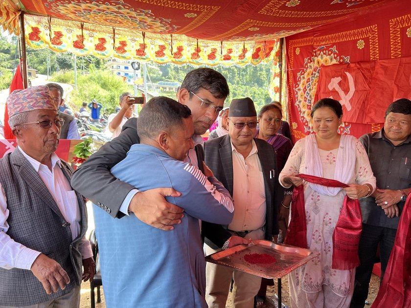 रामेछापको जलदेवी माविका अध्यक्ष खड्कासहित १०० जना माओवादी केन्द्रमा प्रवेश