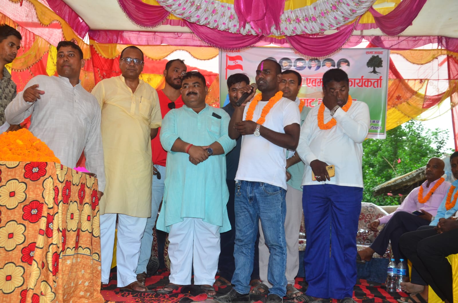 रौतहटमा सय बढी कार्यकर्ता कांग्रेसमा प्रवेश