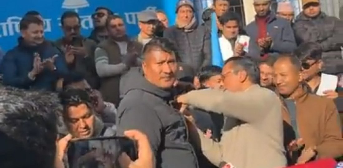   कांग्रेस र नेकपाका नेता–कार्यकर्ता रास्वपा प्रवेश, स्वर्णिम वाग्लेले गरे स्वागत