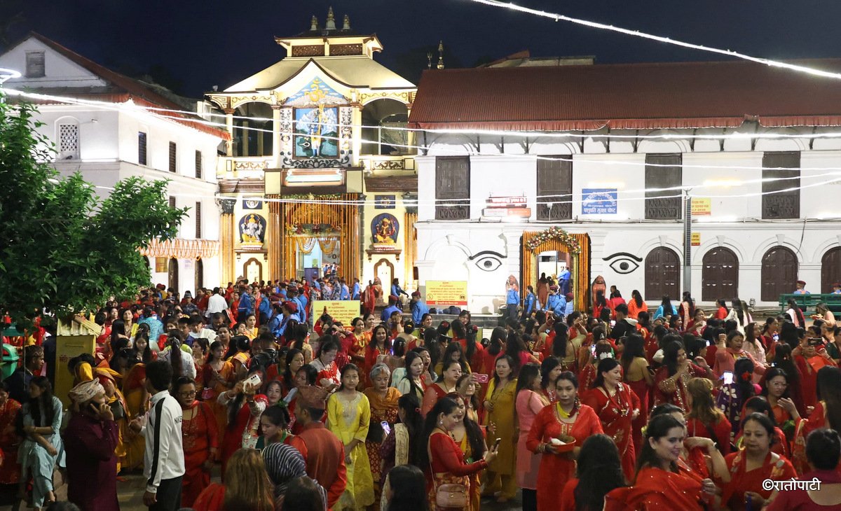  हरितालिका तीज : बिहानैदेखि पशुपतिमा श्रद्धालु महिलाहरूको भीड (तस्बिरहरू)