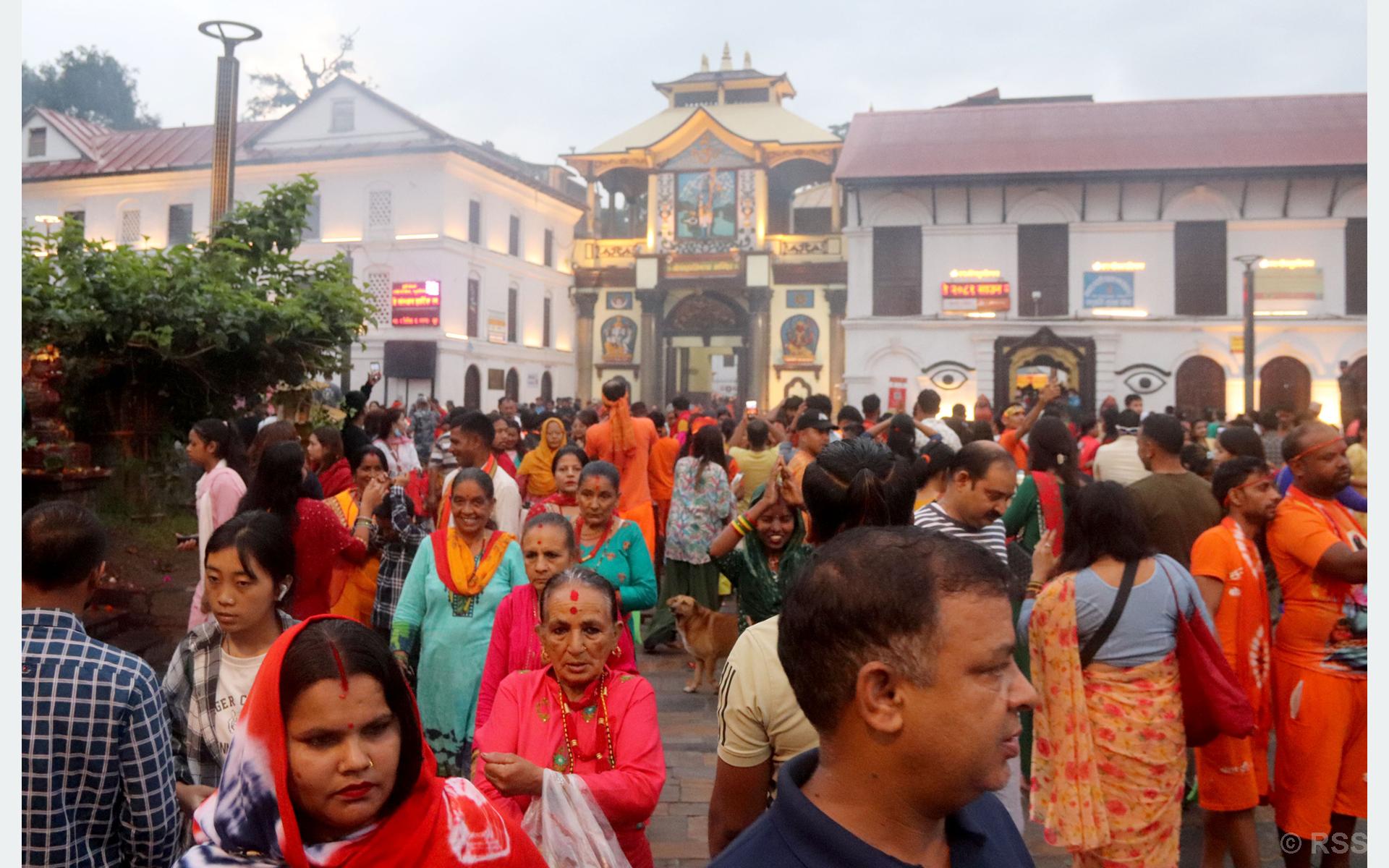 साउनको अन्तिम सोमबार दुई लाखले गरे पशुपतिनाथको दर्शन