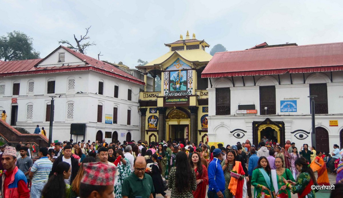   साउनको पहिलो दिन बिहानैदेखि पशुपतिमा भक्तजनको भीड (तस्बिरहरू)