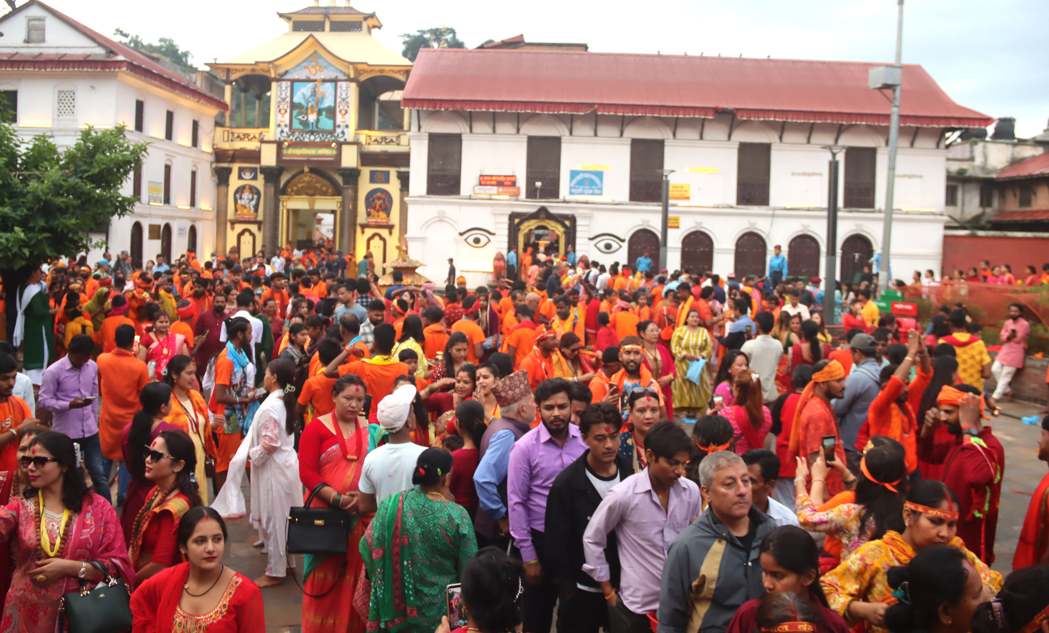   साउनको तेस्रो सोमबार : बिहान ३ बजेदेखि नै पशुपतिका चारै ढोका खुला
