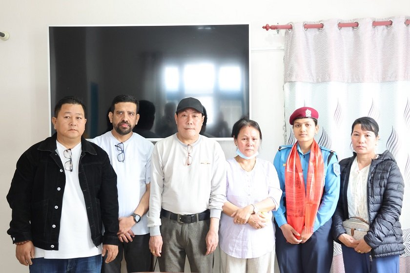 कृष्ण मन्दिर हत्या प्रकरणः हत्यारालाई समात्ने प्रहरी जवानलाई मृतकका आमाबुवाले दिए नगद पुरस्कार