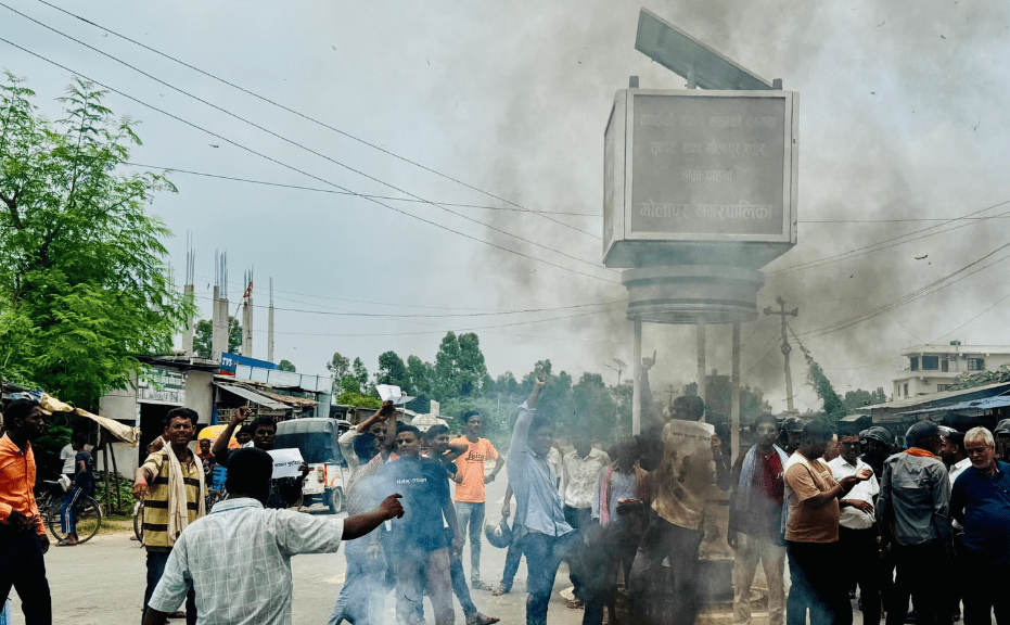 मौलापुरमा प्रमुख प्रशासकीय अधिकृत नपठाएको भन्दै प्रधानमन्त्री बालेनको पुतला दहन