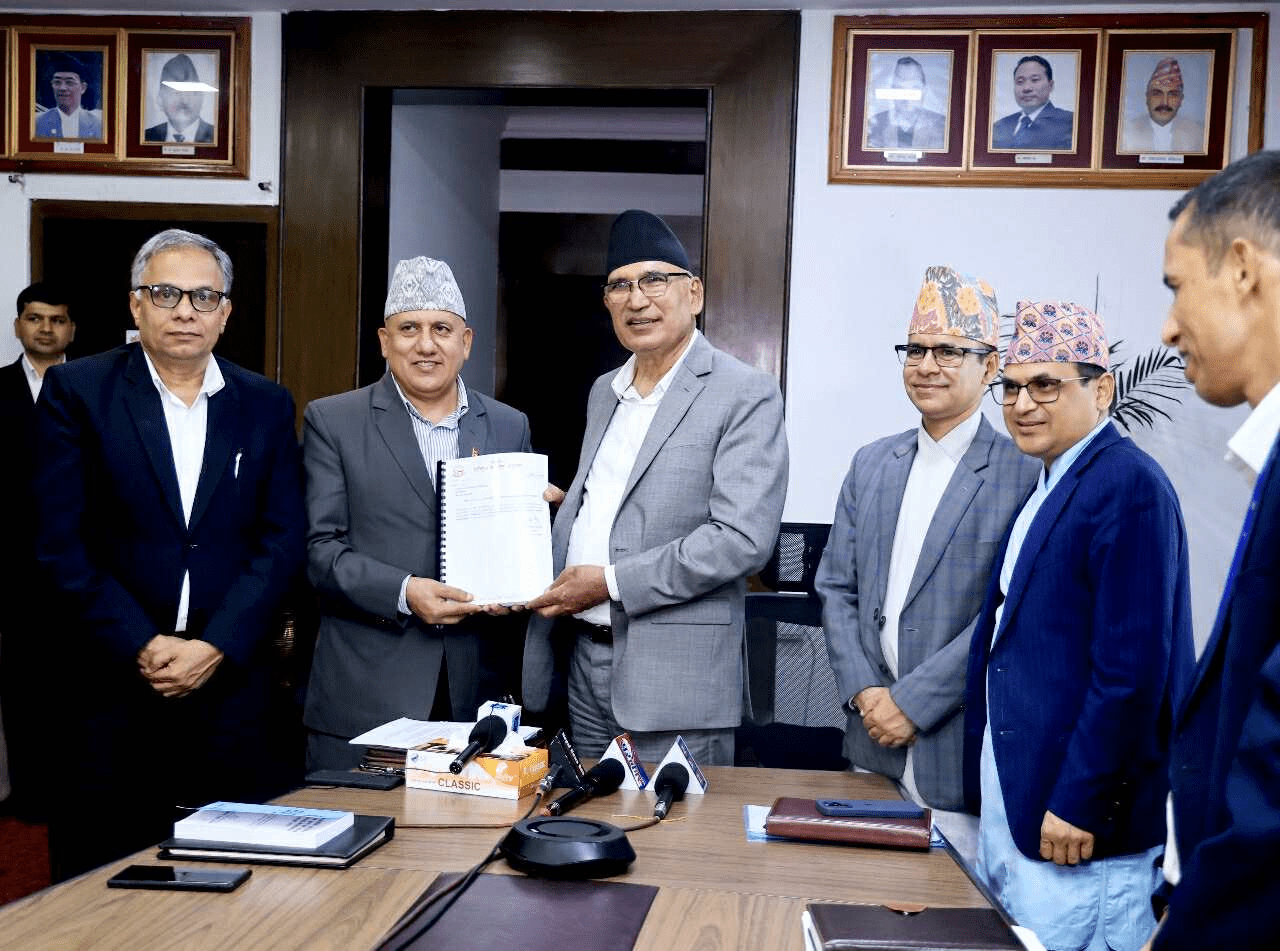 राष्ट्रिय योजना आयोगद्वारा नीतिगत तथा कार्यक्रमगत प्रतिवेदन अर्थ मन्त्रालयमा पेश