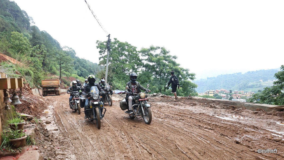   तस्बिरमा हेर्नुहोस् फर्पिङ हुँदै हेटौँडा जाने सडकको दुरावस्था