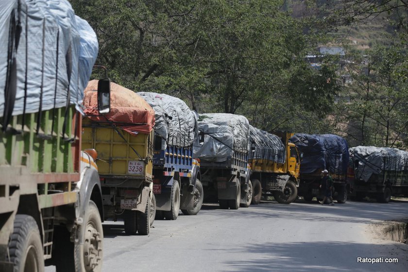   रोकियो काठमाडौँको फोहोर विसर्जन, २५० गाडी रोकिए
