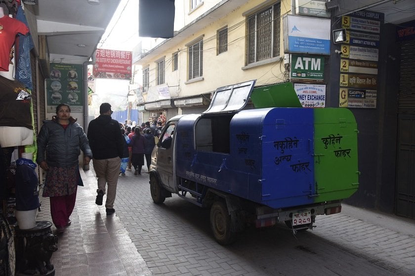 छुट्ट्याइएको फोहोर संकलन गर्न रङ संकेत सहितको गाडी