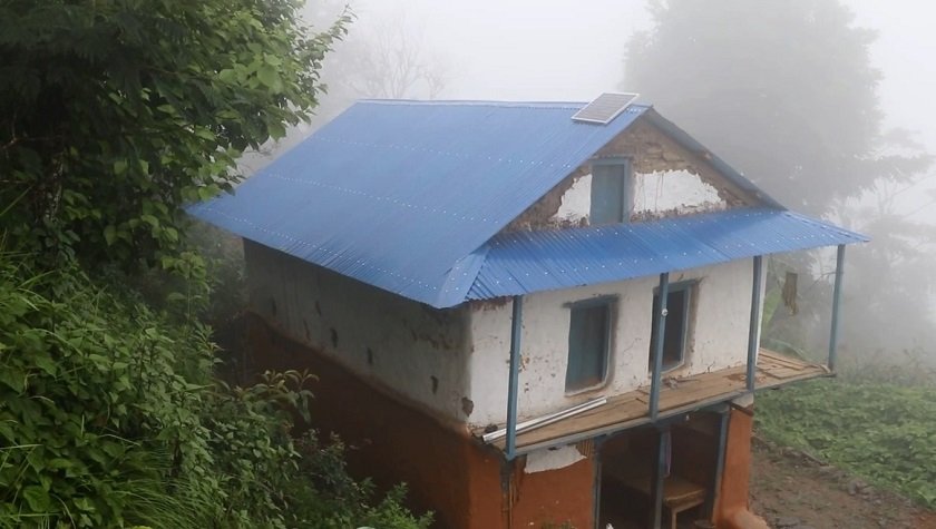   हतुवागढीका विपन्न परिवारलाई जस्तापाताको छानो
