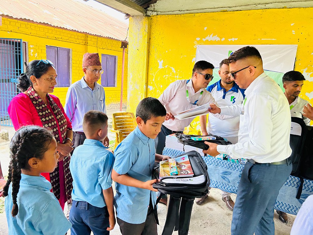 कामना सेवा विकास बैंकद्वारा विद्यालयलाई शैक्षिक सामग्री वितरण