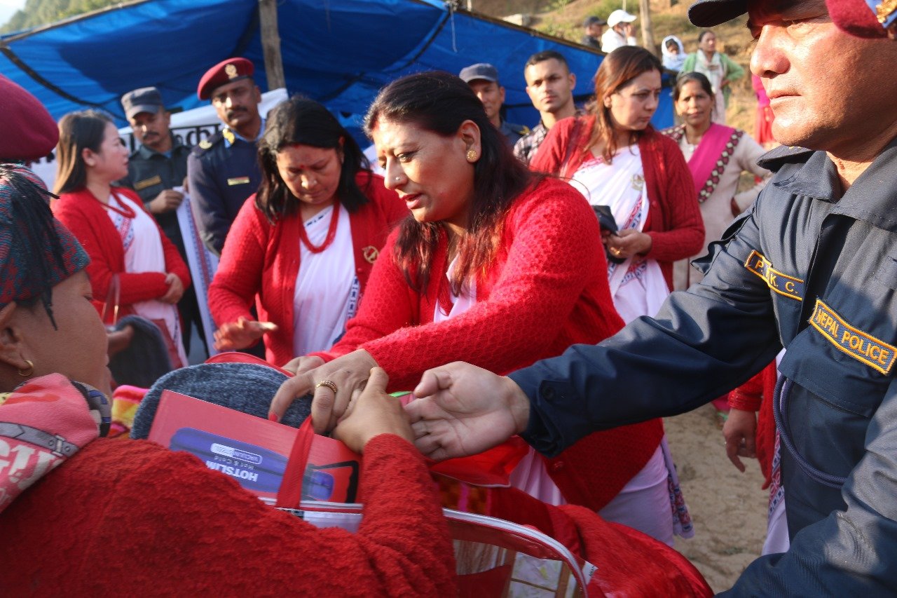 नेपाल प्रहरी श्रीमती संघद्वारा भूकम्प पीडितलाई राहत वितरण