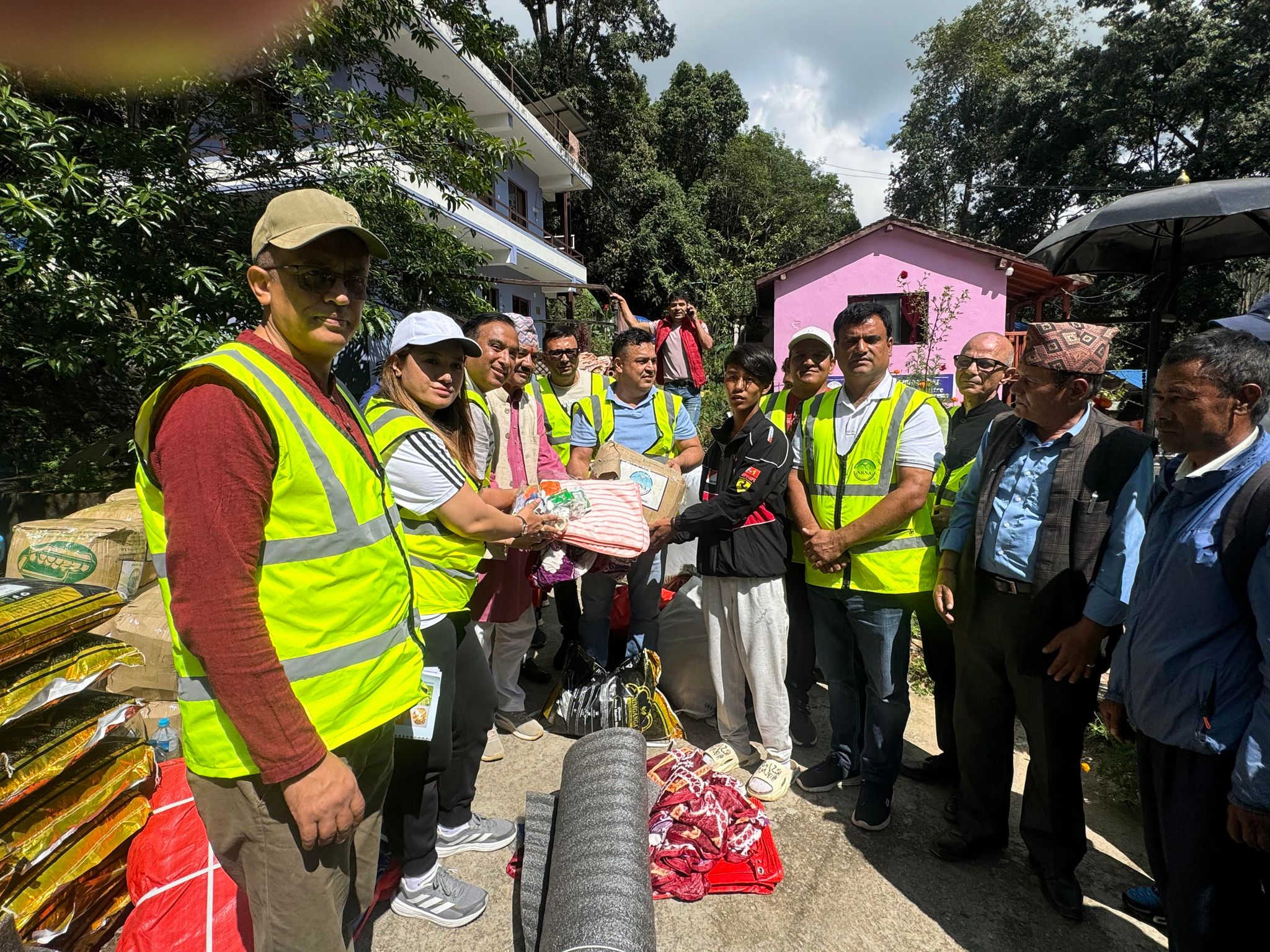 दक्षिणकाली र सिस्नेरीका बाढी तथा पहिरो प्रभावित १२० परिवारलाई राहत वितरण