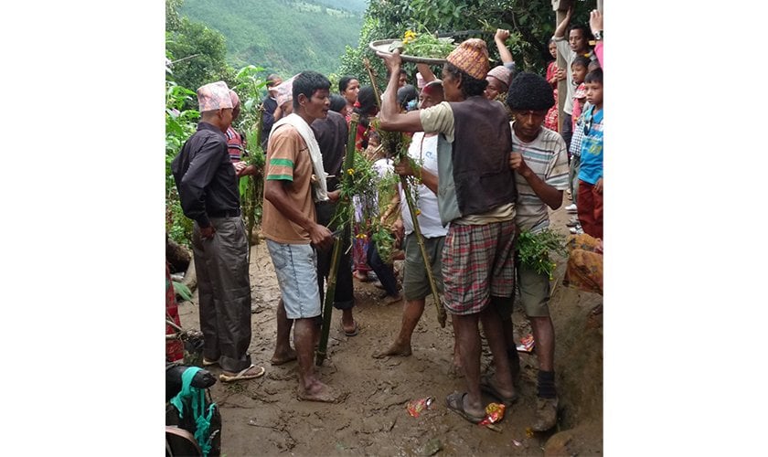 पितृका सम्झनामा माझी समुदायले पितरा पर्व मनाउँदै