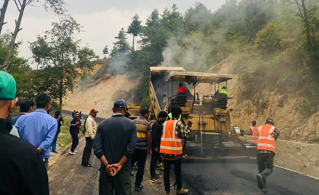 काठमाडौँ – हेटौँडा जोड्ने कुलेखानी–फाखेलको बाटो धमाधम हुँदैछ कालोपत्र (तस्बिरहरू)