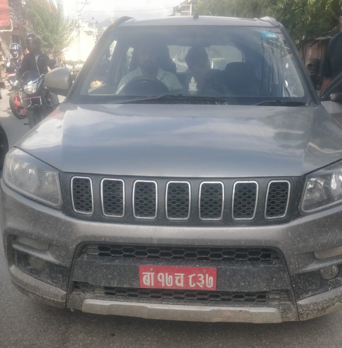 भारतबाट कारमा लुकाएर ल्याइएको ३२९ ग्राम खैरो हेरोइनसहित तीन जना पक्राउ