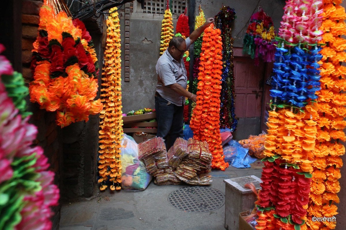 प्रतिबन्धित प्लास्टिकका फूलहरू छ्यापछ्याप्ती, तस्बिरहरू