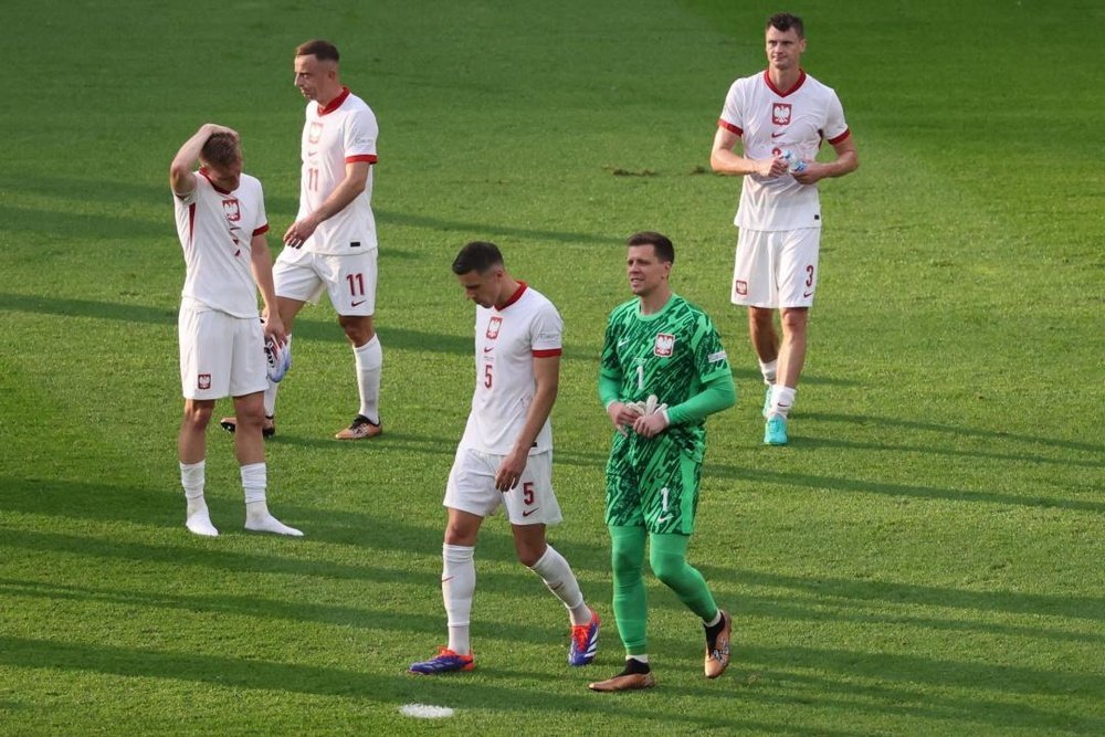 players-of-poland-react-after-losing-the-uefa-euro-2024-group-d-soccer-match-between-poland-and-austria--in-berlin--germany--21-june-2024---alemania--polonia--efe