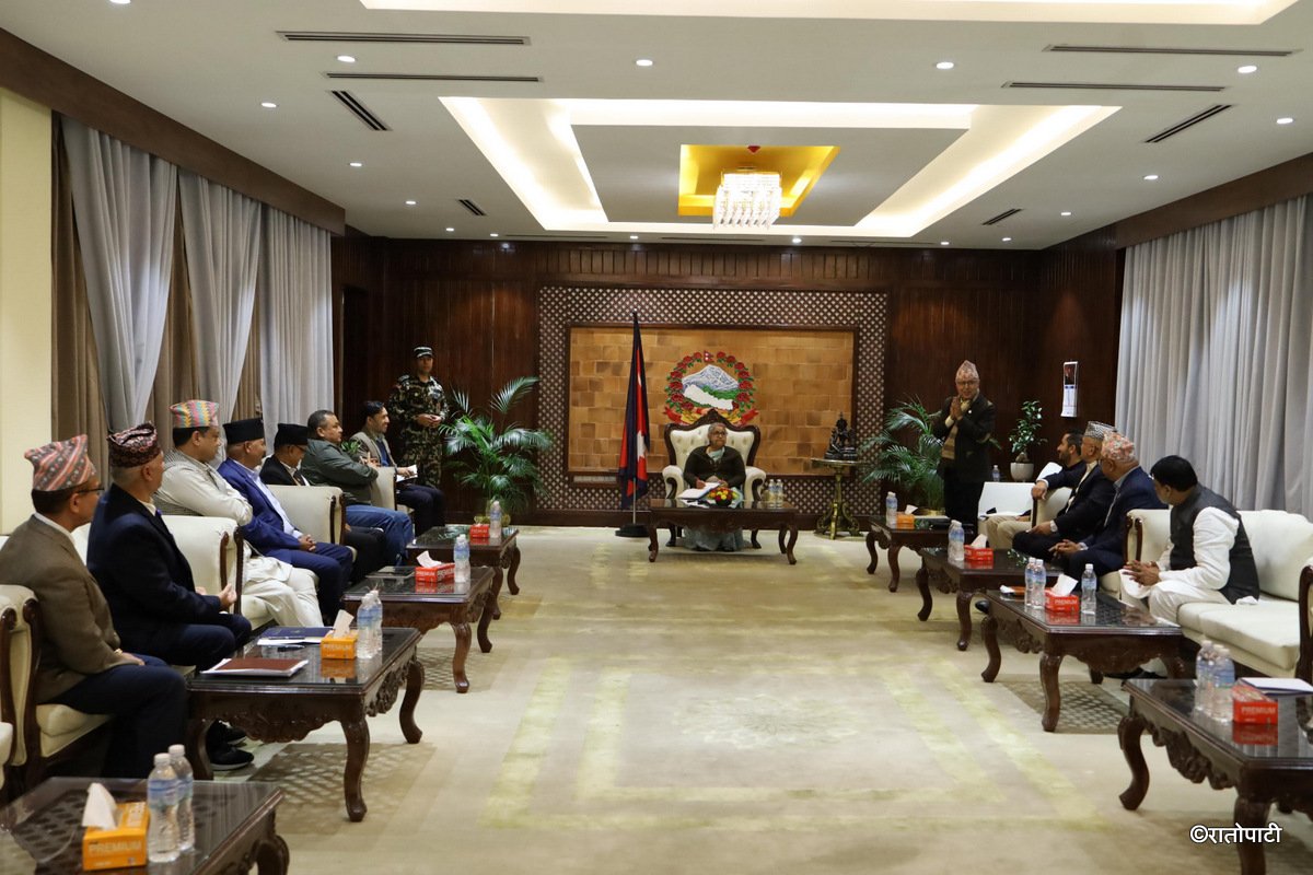   प्रधानमन्त्रीसँग मुख्यमन्त्रीहरूको ब्रिफिङ : ‘निर्वाचनको वातावरण बनिसकेको छैन, सहयोगका लागि तयार छौँ’
