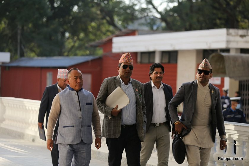   प्रधानमन्त्रीले डाकेको छलफलमा सहभागी हुन विभिन्न दलका नेता सिंहदरबारमा (तस्बिरहरू)